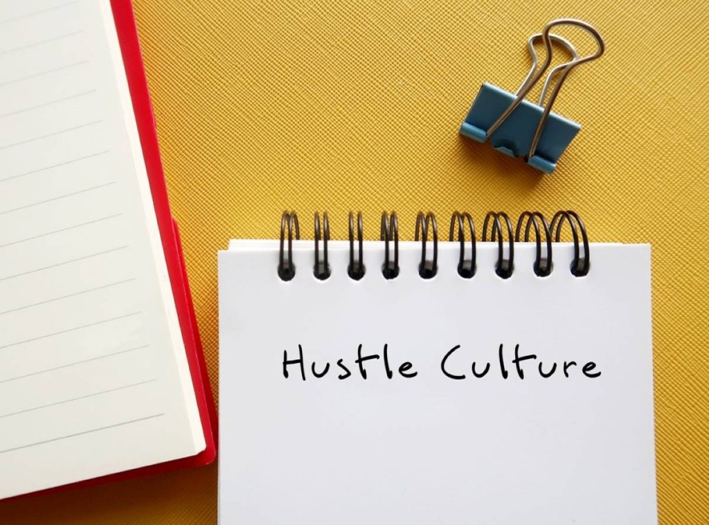 Fenomena Hustle Culture: Motivasi Atau Tekanan?