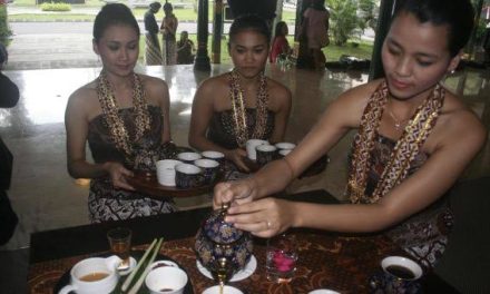 Dari Daun Ke Cangkir: Perjalanan Panjang Budaya Minum Teh