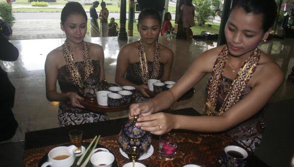 Dari Daun Ke Cangkir: Perjalanan Panjang Budaya Minum Teh