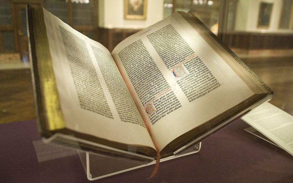 Alkitab Kitab Suci: Struktur, Isi, Dan Sejarah Perkembangannya