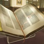 Alkitab Kitab Suci: Struktur, Isi, Dan Sejarah Perkembangannya