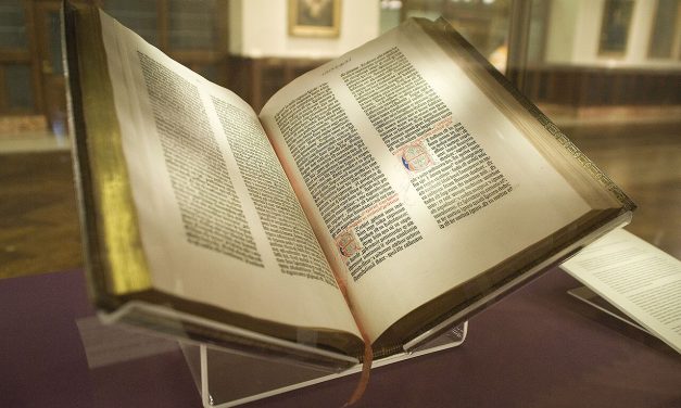 Alkitab Kitab Suci: Struktur, Isi, Dan Sejarah Perkembangannya